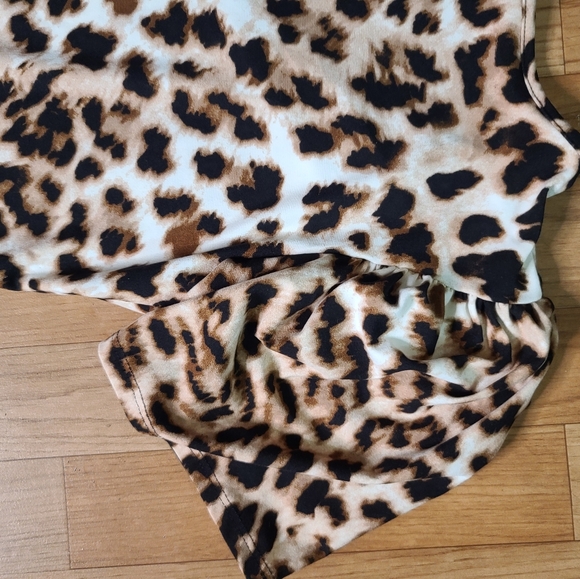 NWOT- LEOLARD PRINT V-NECK BY VIBE - Picture 6 of 8